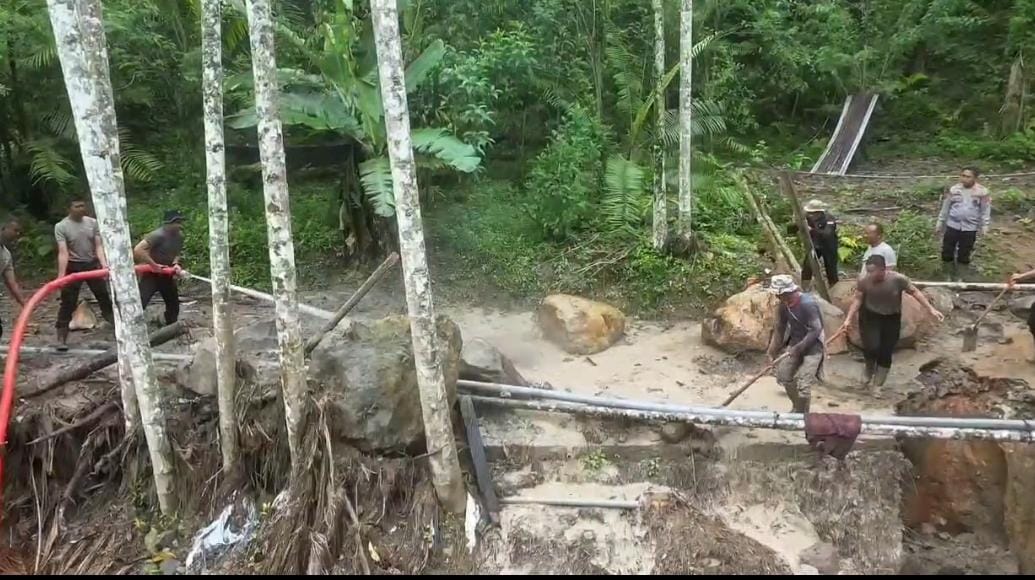 Di Tengah Lumpur dan Harapan, Polri Bersama Warga Buka Akses Jalan Kampung Setie Pascabencana*