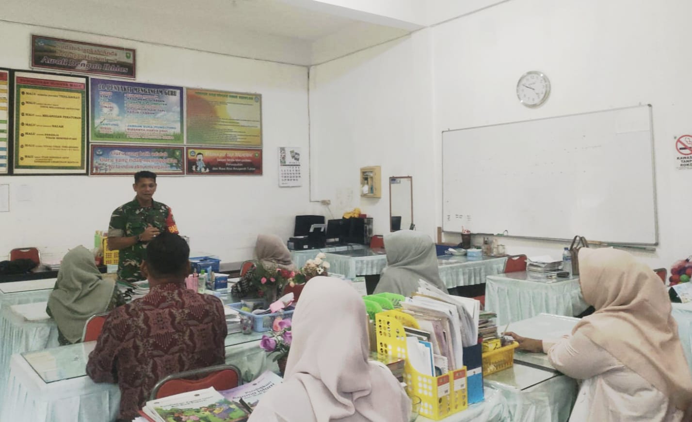 Tingkatkan Keselamatan Sekolah, Babinsa Koramil 02/Sukakarya Edukasi Guru tentang Kewaspadaan Cuaca Ekstrem