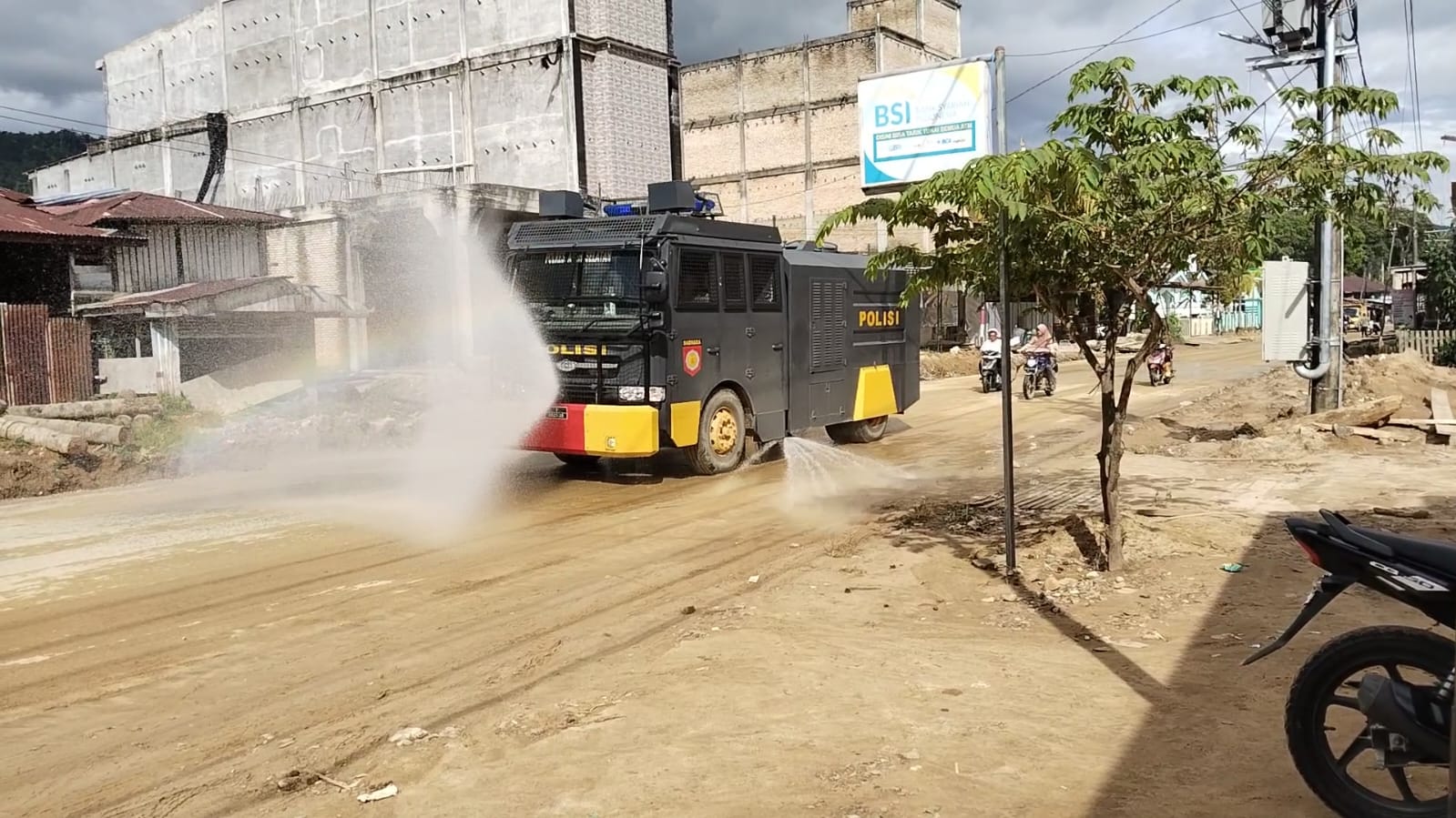 Water Cannon Disemprotkan di Jalan Lintas Aceh Selatan, Polri Minimalisir Debu Pasca Banjir*