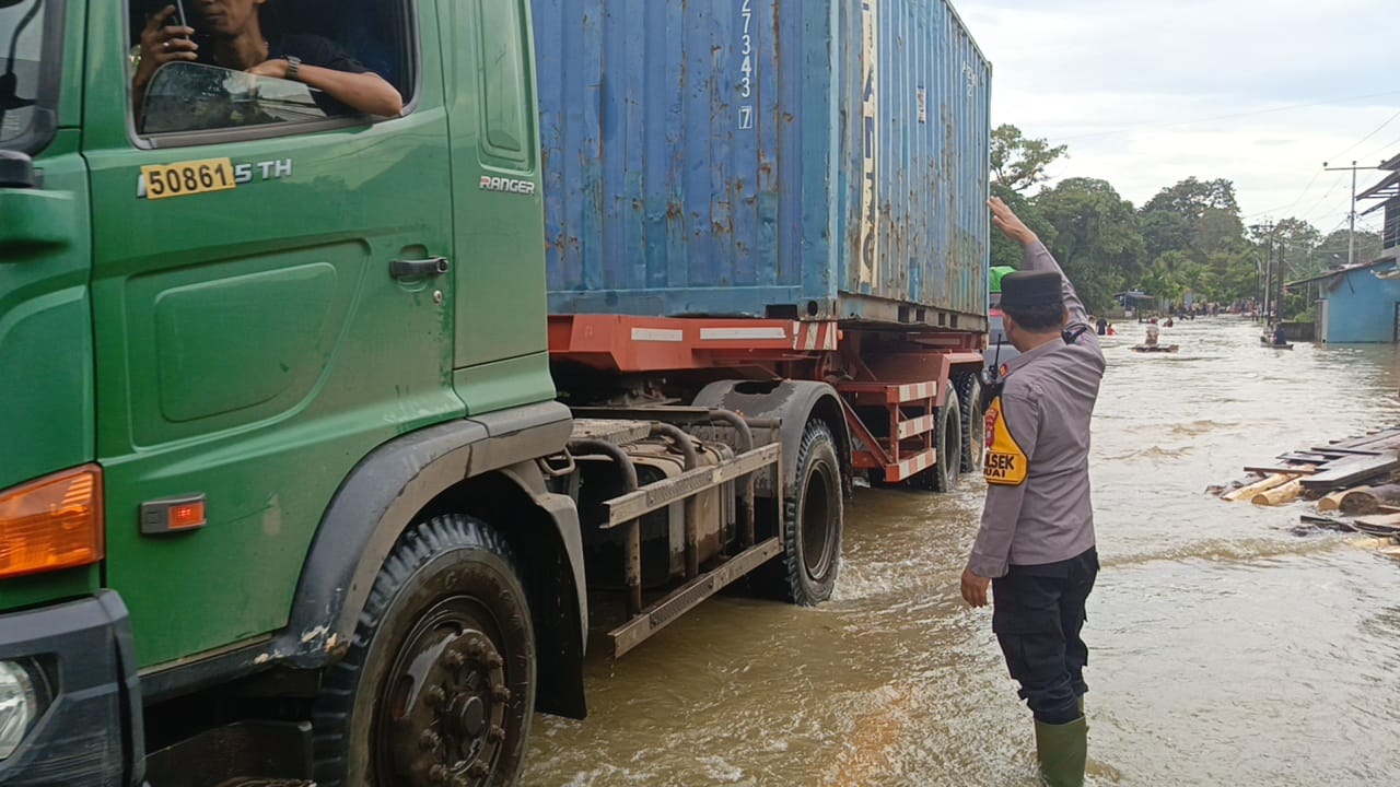 Banjir Rendam Jalan Lintas Malindo di Kecamatan Beduai, Aparat Lakukan Pengaturan Lalu Lintas