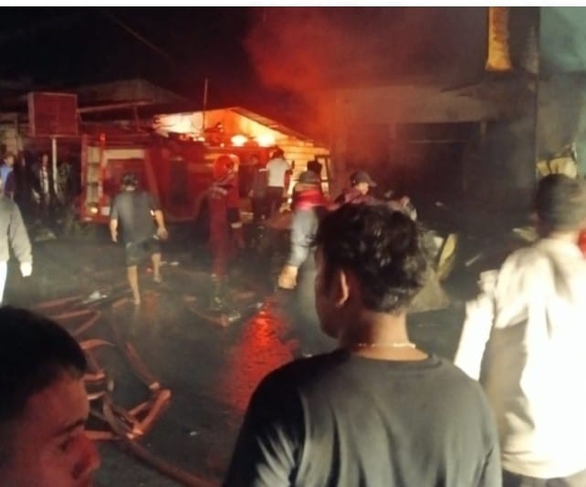 Satu buah Gedung Ruko di lalap si jago nerah