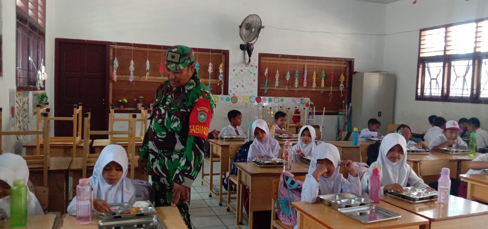 Babinsa Koramil 01/Sukajaya Awasi Distribusi Makan Bergizi di SD Negeri 20 Balohan