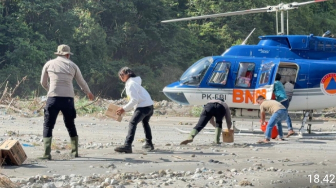 Polri Bantu Proses Penurunan Sembako dari Helikopter BNPB di Bener Meriah*