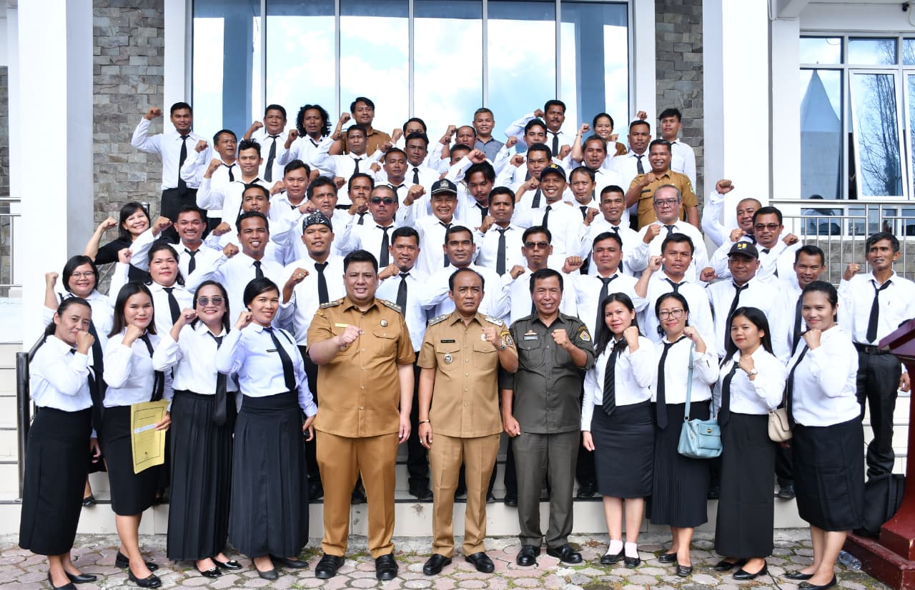 Bupati Samosir Serahkan 803 SK PPPK Paruh Waktu, Vandiko: Ini Era Baru Pengabdian