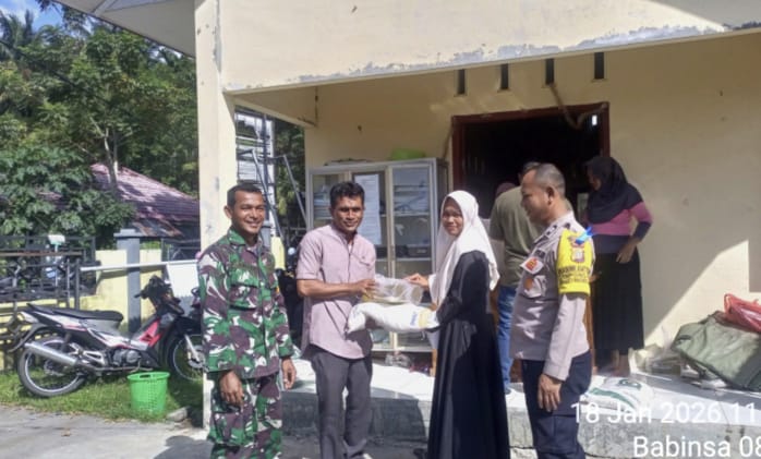 Babinsa Koramil 01/Sukajaya Awasi Penyaluran Bantuan Pangan di Gampong Paya