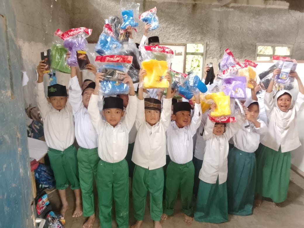 Sepatu dari Kepedulian, Potret Abainya Negara di Sekolah Terpencil