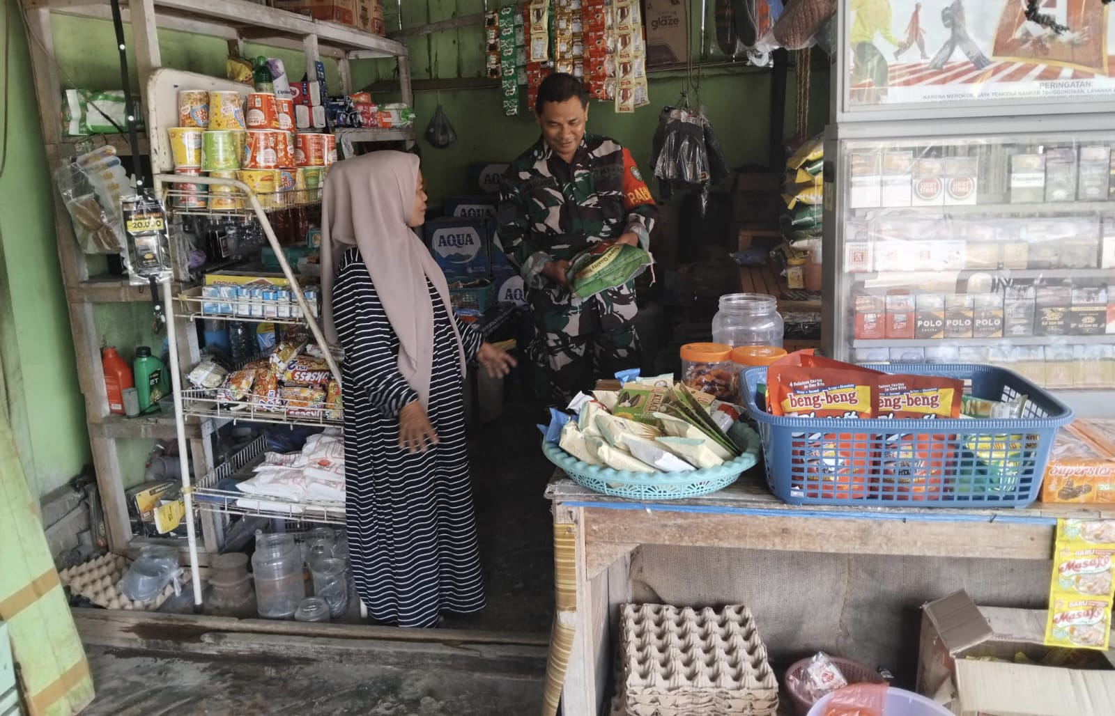 Babinsa Koramil 02/Sukakarya Pantau Harga Sembako di Gampong Iboih