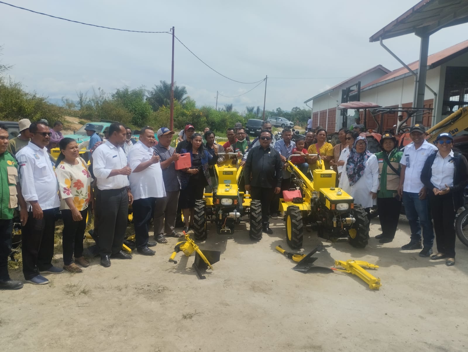 DPRD Provinsi dan Ketua DPRD Toba Serahkan Alsintan kepada 16 Kelompok Tani