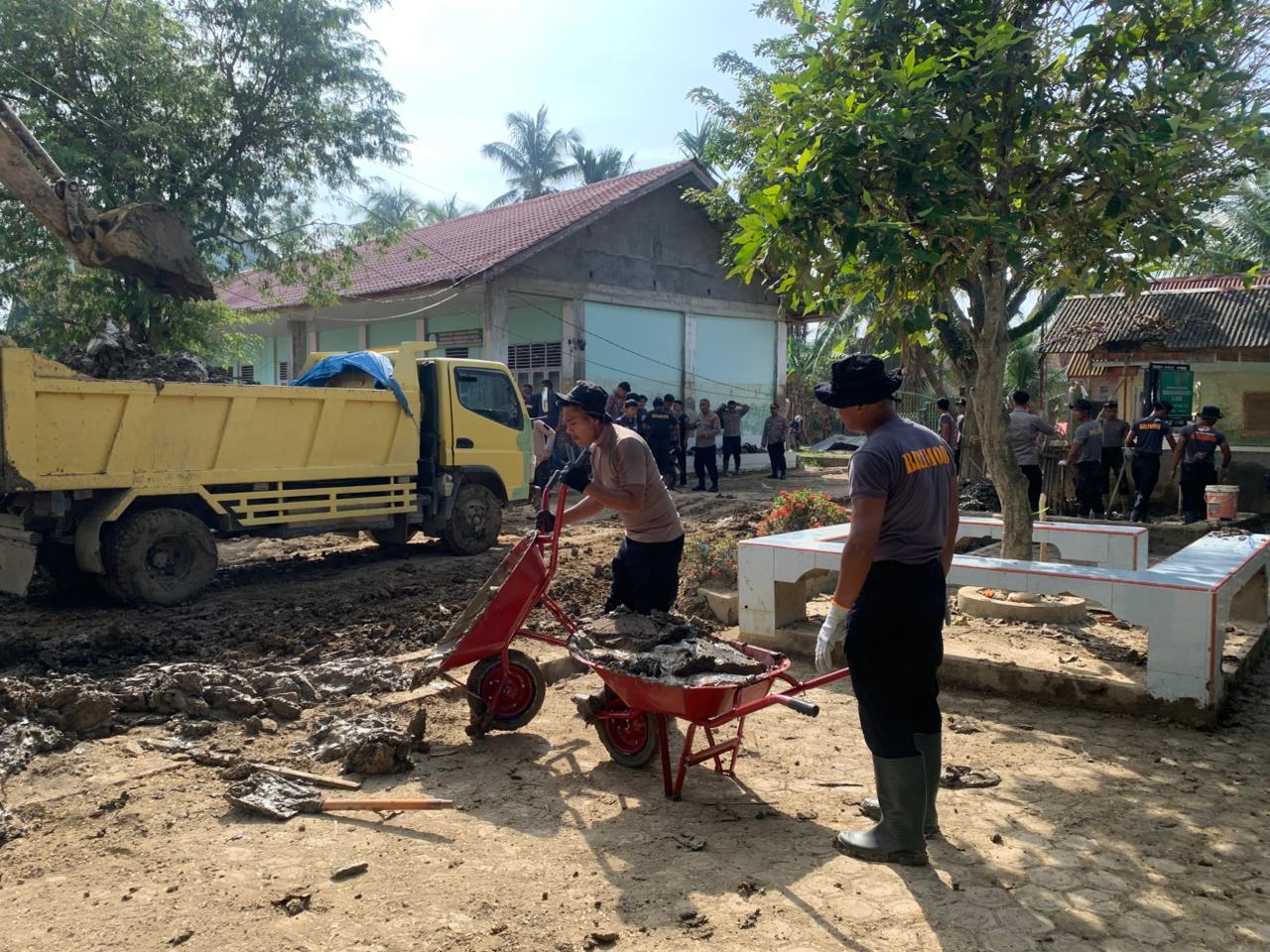 Hari Ketiga, Personel Polres Aceh Utara dan BKO Brimob Polda Banten Teruskan Pembersihan di Yayasan Pendidikan Terpadu Al Azhar