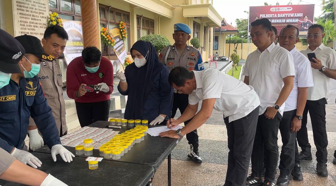 Kapolresta Banyuwangi Gelar Tes Urine terhadap Ratusan Personil Polri