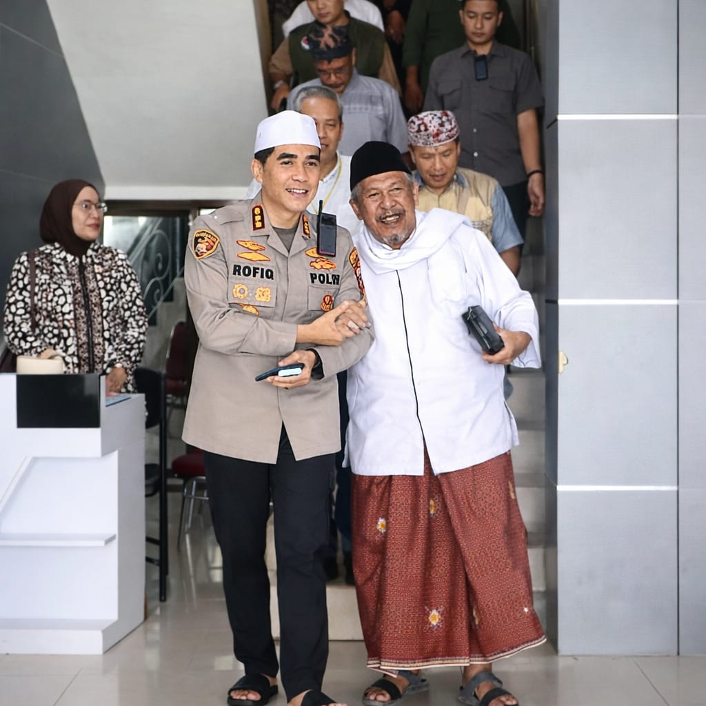 Humanis dan Penuh Takzim, Kapolresta Banyuwangi Tuntun KH. Ikrom Hasan