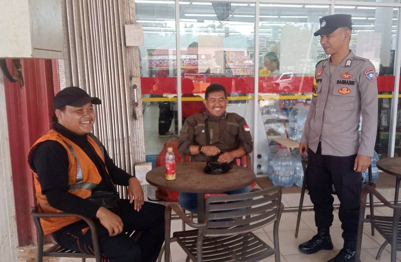 Hadir Sejak Pagi, Polsek Toba Pastikan Keamanan Warga di Jalur Trans Kalimantan
