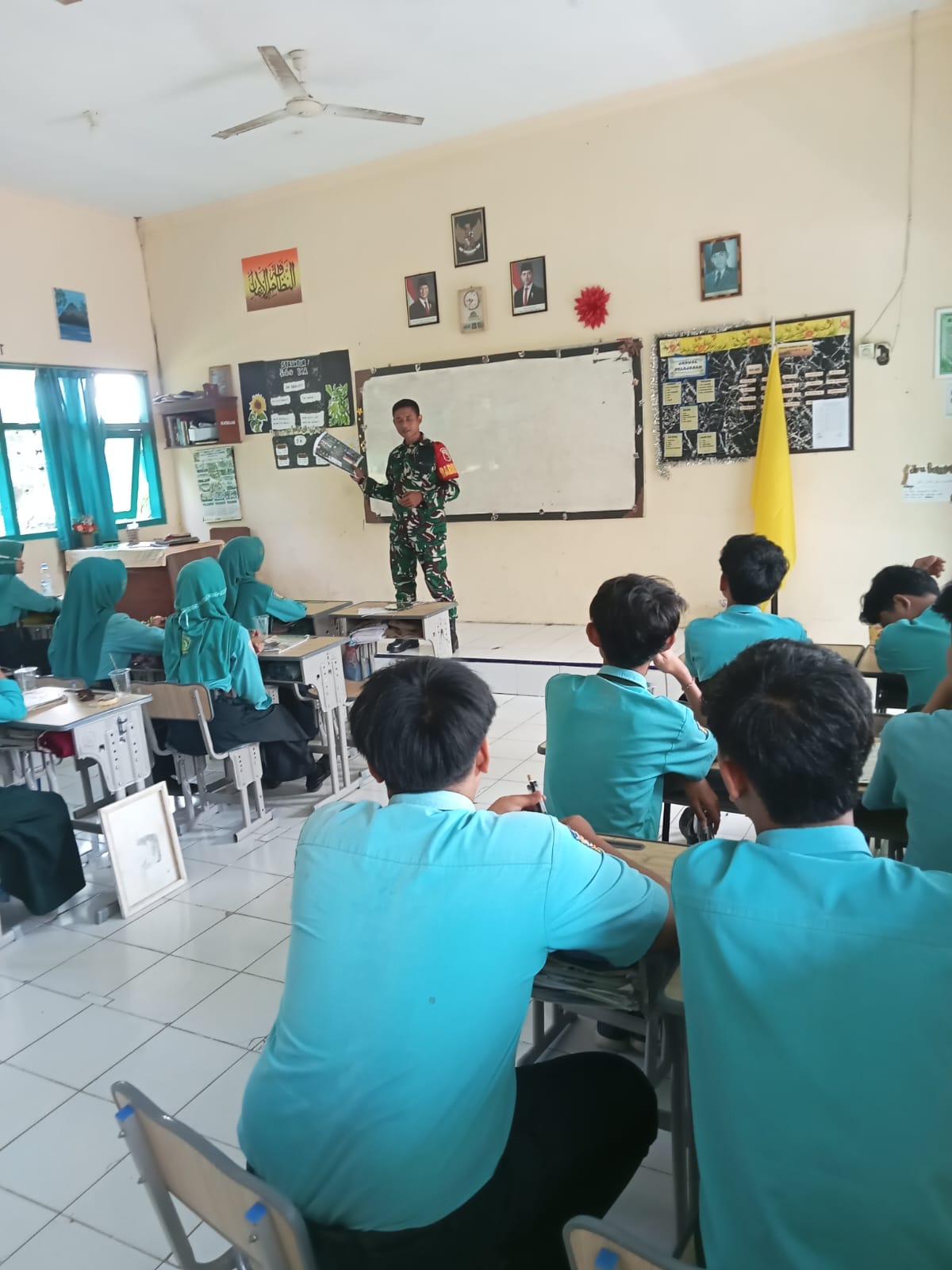 Babinsa Benculuk Sosialisasikan Pendaftaran TNI AD di SMP Sunan Giri