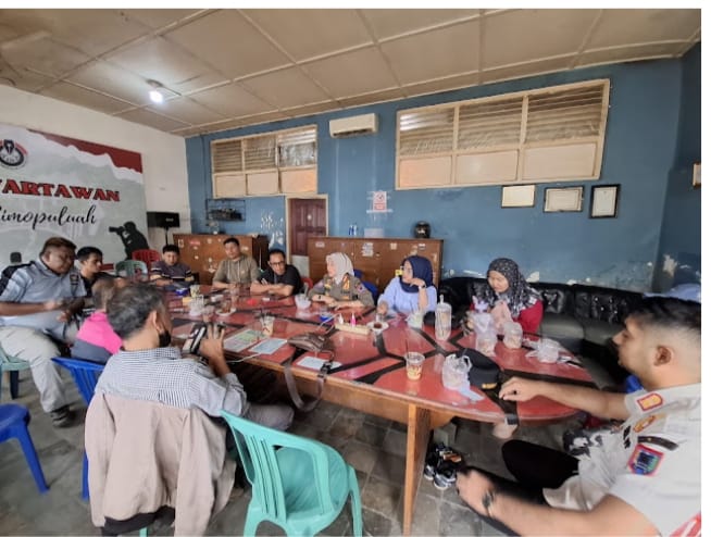 Kasatpol PP Dewi Novita Datang ke Balai Wartawan Silaturahmi Atau Upaya Menyikapi Kasus