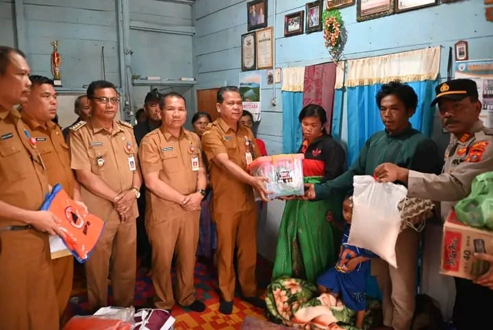 Bupati Humbang Hasundutan Berikan Bantuan kepada Korban Kebakaran Rumah di Kecamatan Lintongnihuta