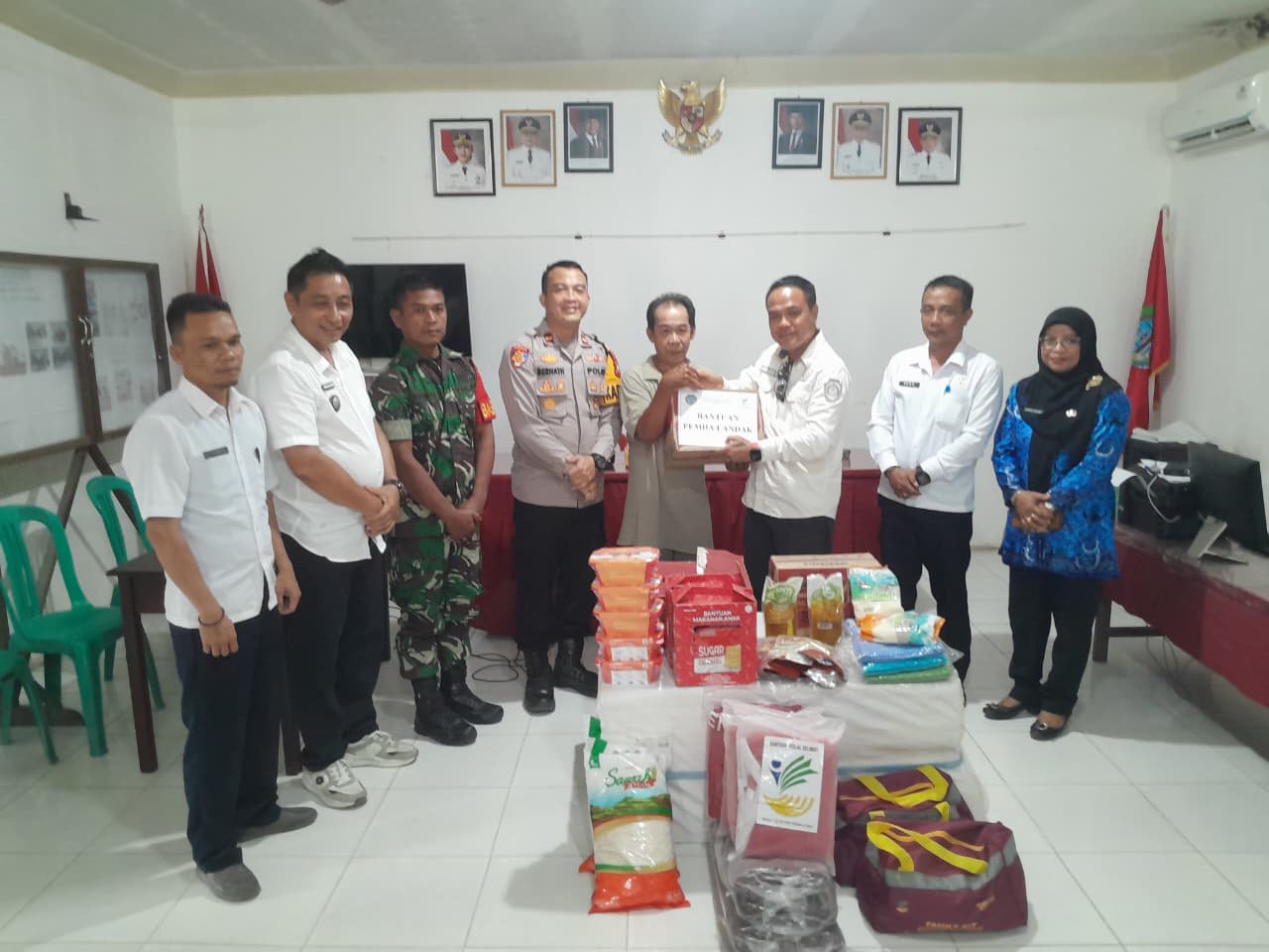 Pemkab Landak Bersama TNI-Polri Serahkan Bansos Korban Kebakaran Dusun Kopiang