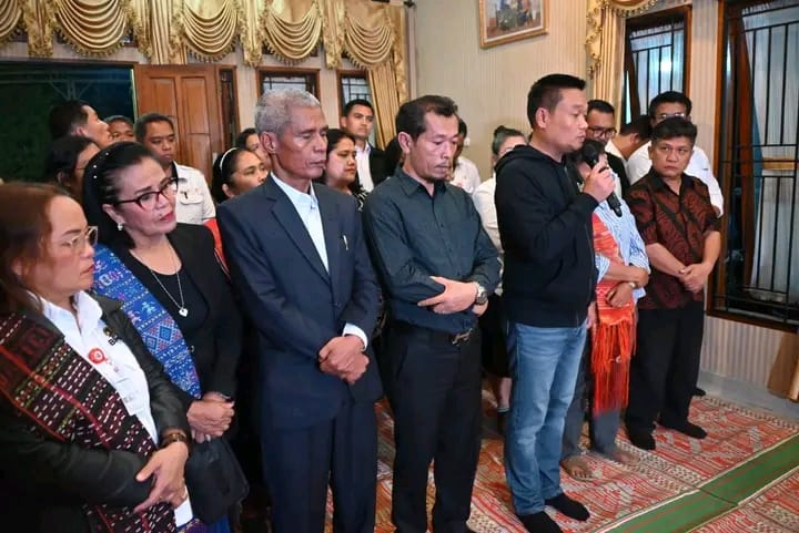 Bupati Humbang Hasundutan Bersama Ketua DPRD Melayat ke Rumah Duka Alm. Januard M.T. Simamora