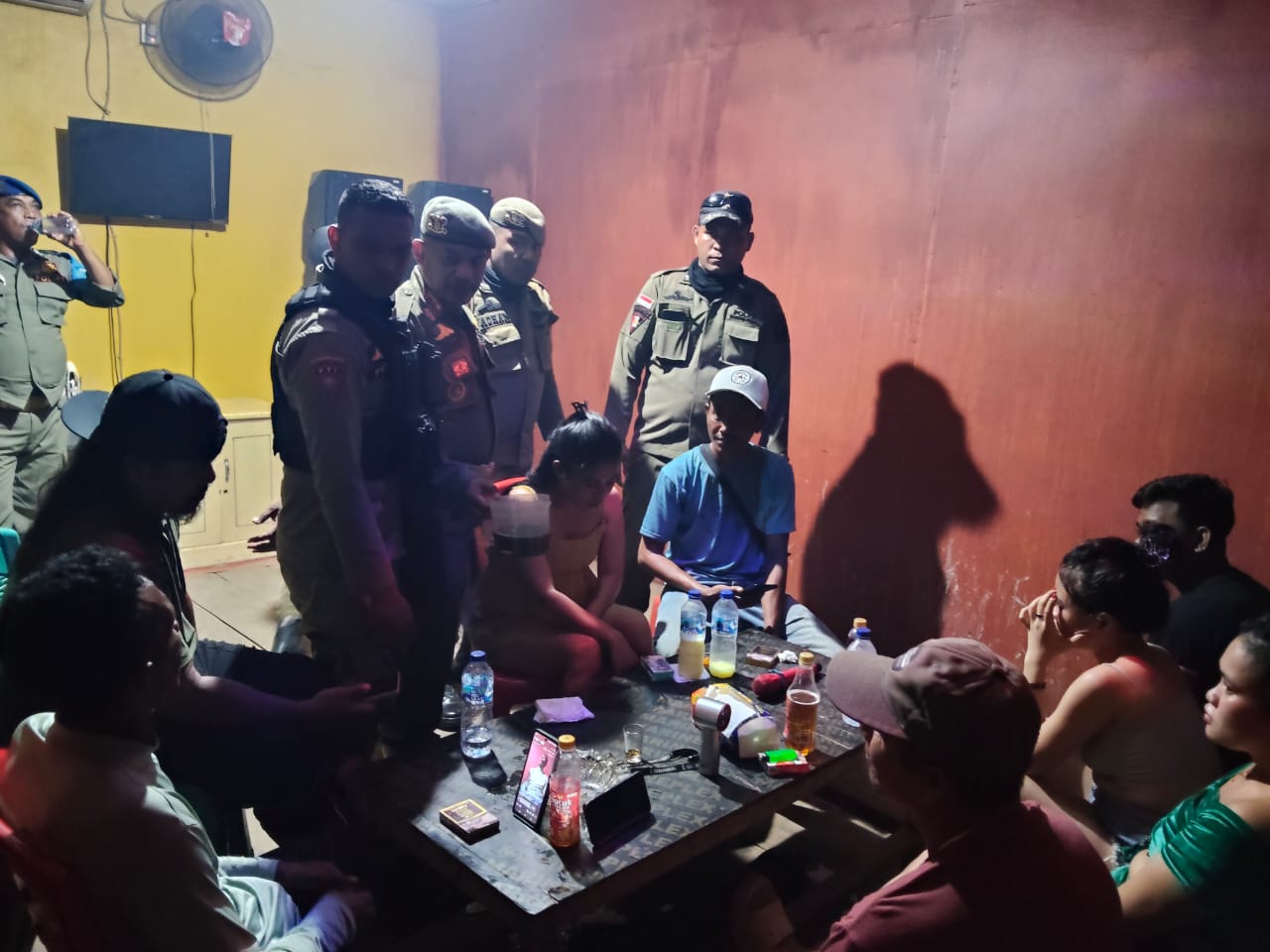Satpol-PP bersama Babinsa dan danpos kawasi,temukan sejumlah LC Di café kawasi tak kantongi AK1