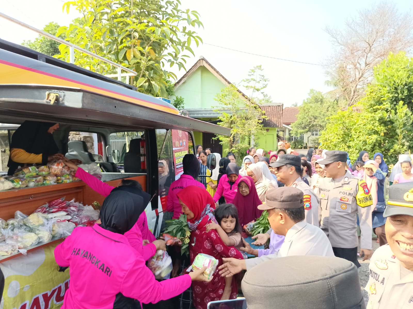 Polresta Banyuwangi Gelar Mayur Kamtibmas dengan Bagikan Sayur Segar Kepada Masyarkat