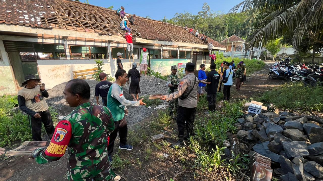 Wujudkan Kemandirian Ekonomi, TNI-Polri dan Warga Tambong Kompak Bongkar Eks Gedung SD untuk Pembangunan Koperasi