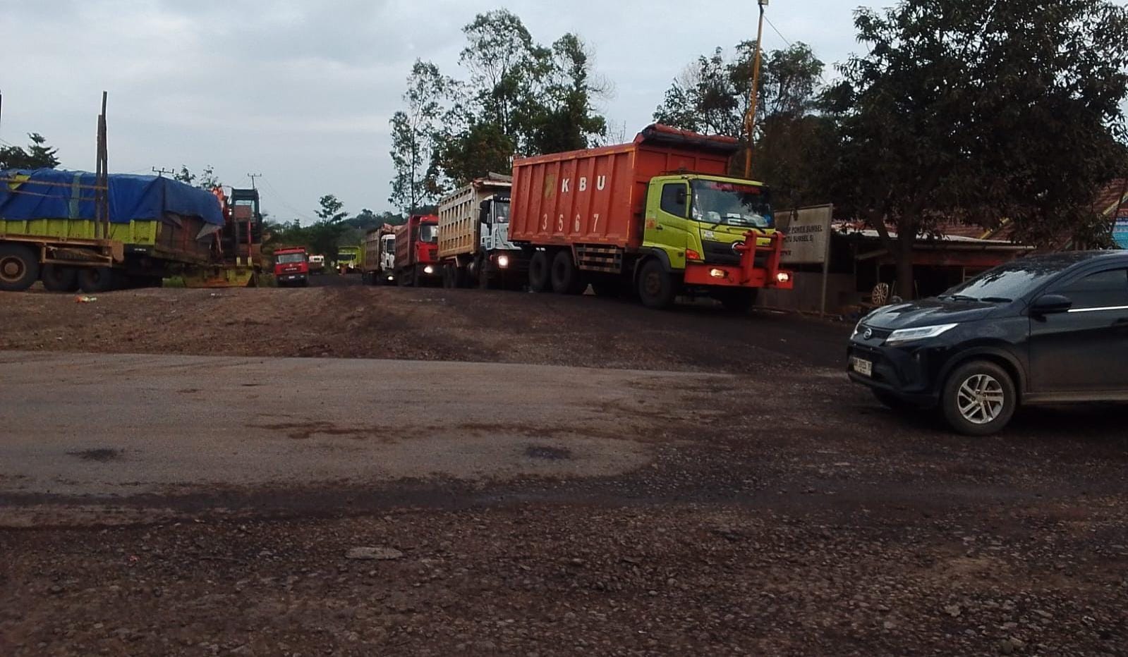JALAN RAYA PROVINSI PALEMBANG-JAMBI RUSAK PARA AKIBAT MOBIL ANGKUTAN BATU BARA TERUS MELINTASI SP. B80 DESA SINDANG MARGA KEC. BAYUNG LENCIR.