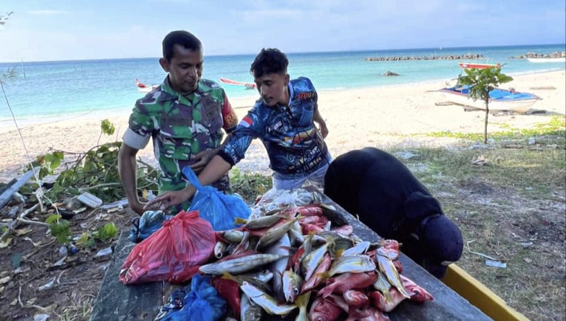 Babinsa Gampong Paya Ajak Nelayan Jaga Kelestarian Laut dan Waspada Cuaca