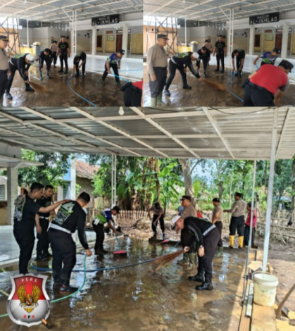 Polres Situbondo Bersihkan Fasum Terdampak Banjir Bandang di Desa Kalianget*