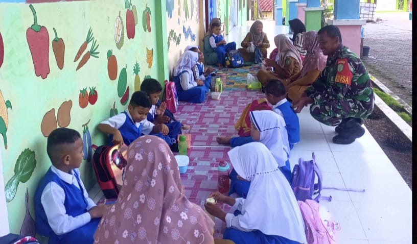 Hadir di Sekolah, Babinsa Koramil 01/Sukajaya Edukasi Anak TK dengan Metode Bermain Sambil Belajar