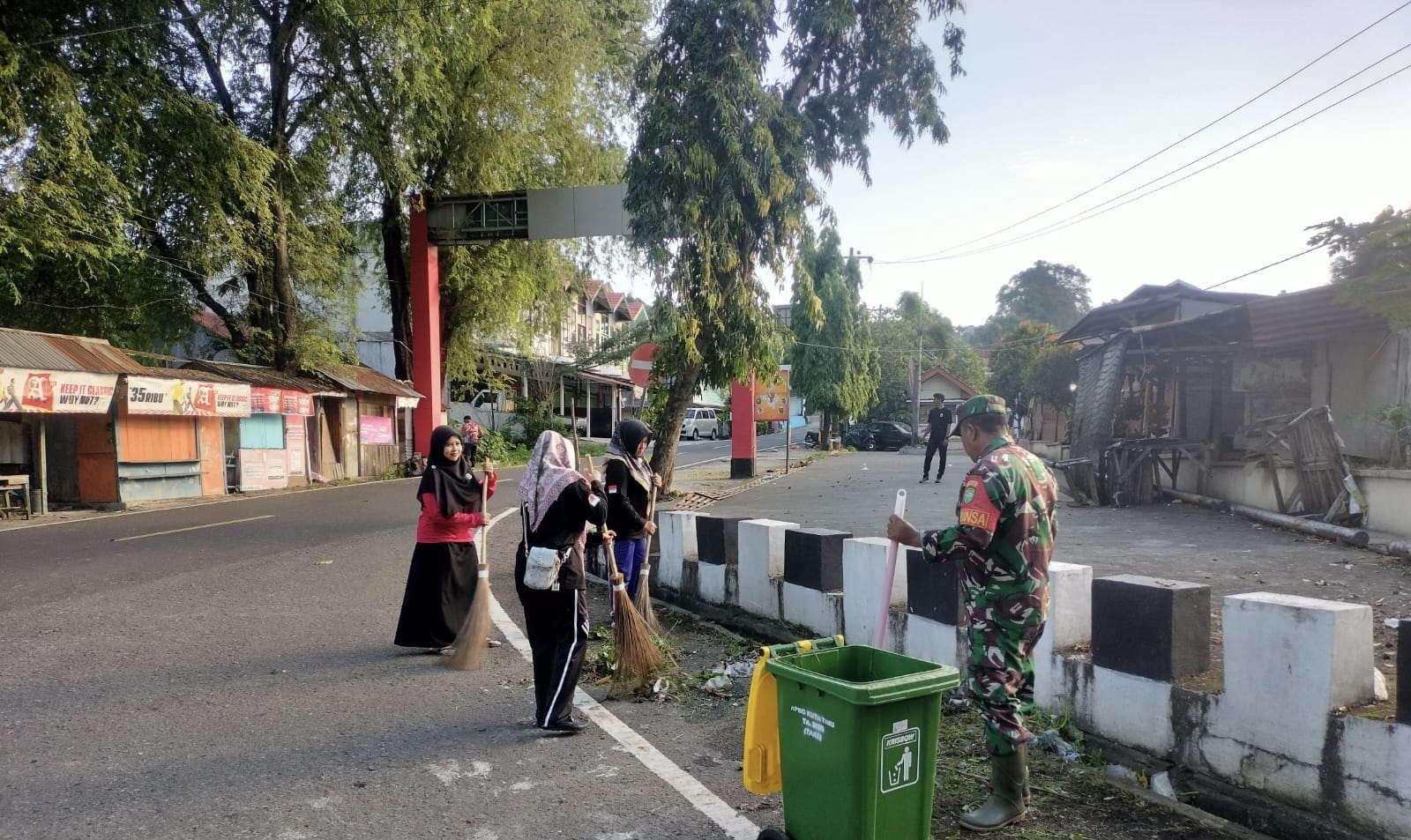 Babinsa Koramil 02/Sukakarya Bersama Warga Bersihkan Lingkungan Gampong Kuta Timu