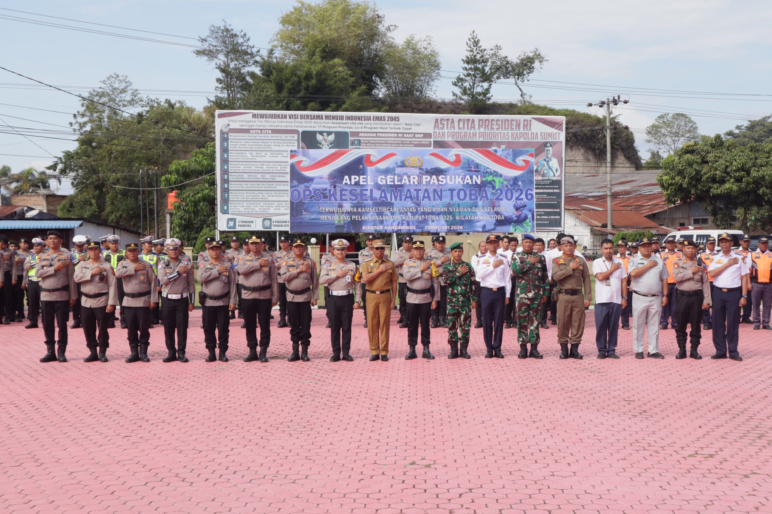 Wakapolres dan Wakil Bupati Toba Pimpin Apel Gelar Pasukan Operasi Keselamatan Toba 2026