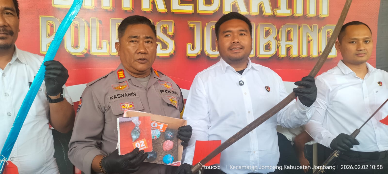 Polres Jombang Amankan Sejumlah Pemuda Bersenjata Tajam, Cegah Potensi Tawuran*