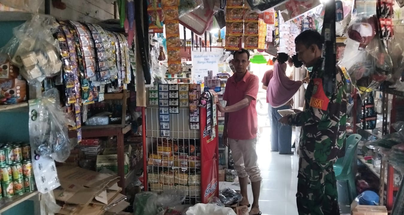 Babinsa Koramil 01/Sukajaya Pastikan Ketersediaan dan Stabilitas Sembako