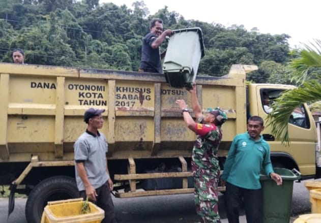 Peduli Lingkungan, Babinsa Krueng Raya Bantu Petugas Kebersihan