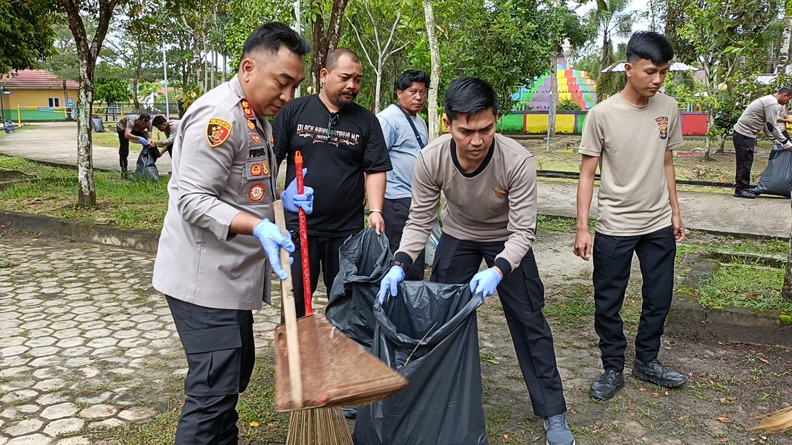Kapolres Mesuji Pimpin Langsung Kegiatan Pembersihan Lingkungan di objek Wisata Water Park Taman Kehati.