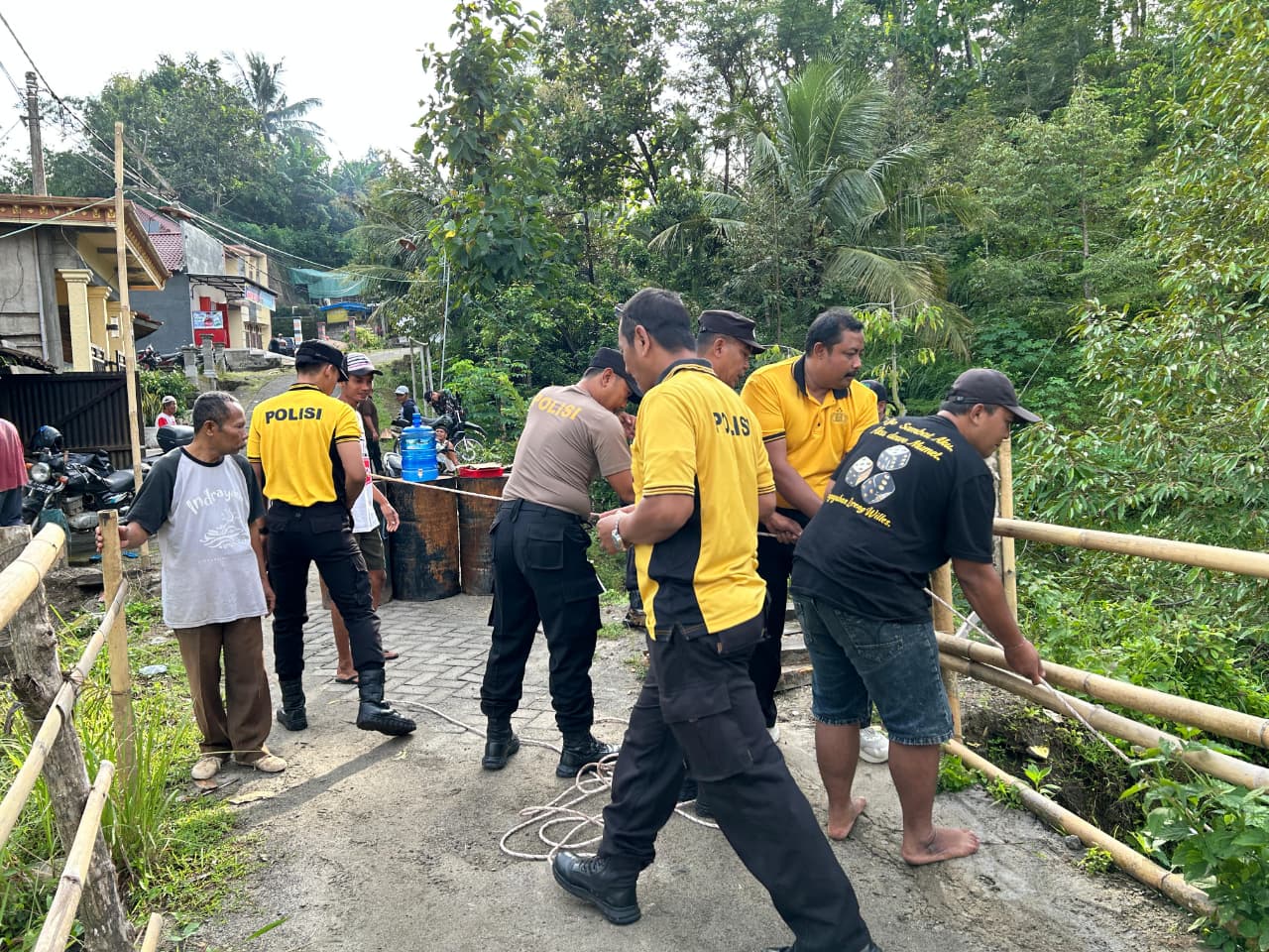 Polres Ponorogo Perbaiki Jembatan Darurat, Akses Dua Desa di Ngebel Kembali Normal*