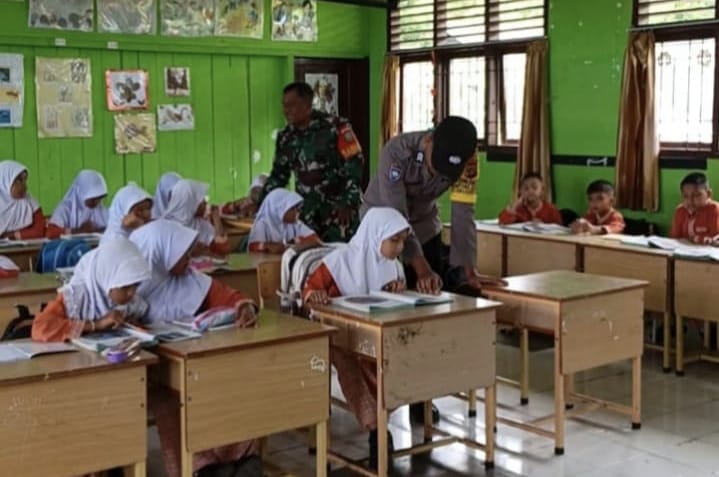 Babinsa Koramil 02/Sukakarya Dukung Semangat Belajar Siswa di Wilayah Binaan