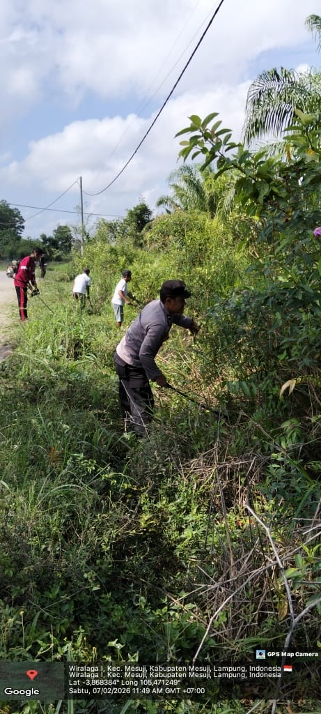 Polsubsektor Mesuji gotong royong membersihkan jalan raya Wiralaga II,