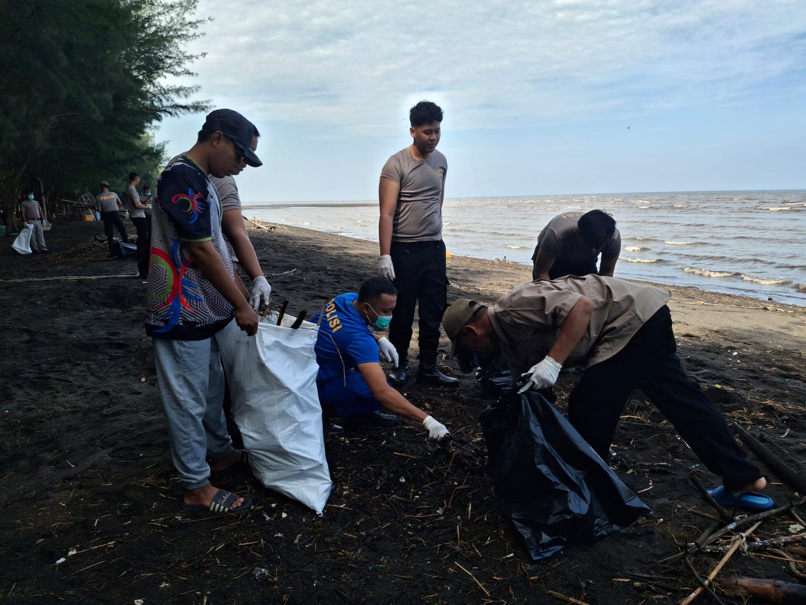 Gerakan Indonesia Asri : Polres Probolinggo Bersama Warga Percantik Destinasi Wisata Pantai