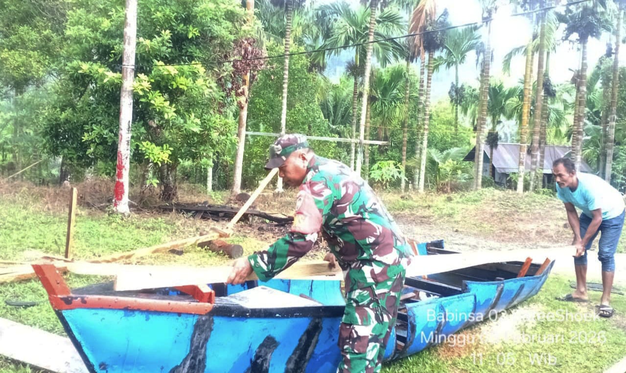 Babinsa Koramil 02/Sukakarya Bantu Warga Perbaiki Perahu di Gampong Batee Shoek