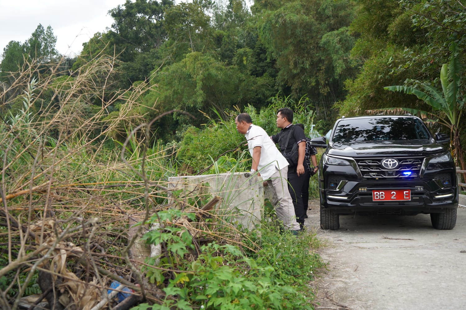 Petani Terpaksa Sunggi Hasil Panen Karena Jalan Putus, Wabup Toba Janjikan Penanganan Segera
