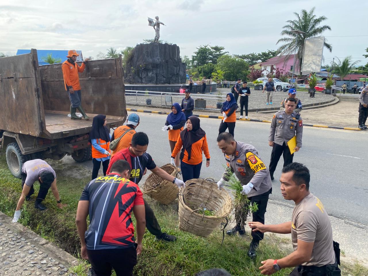Kapolres Bersih Bersih Sampah di Tugu Juang 2