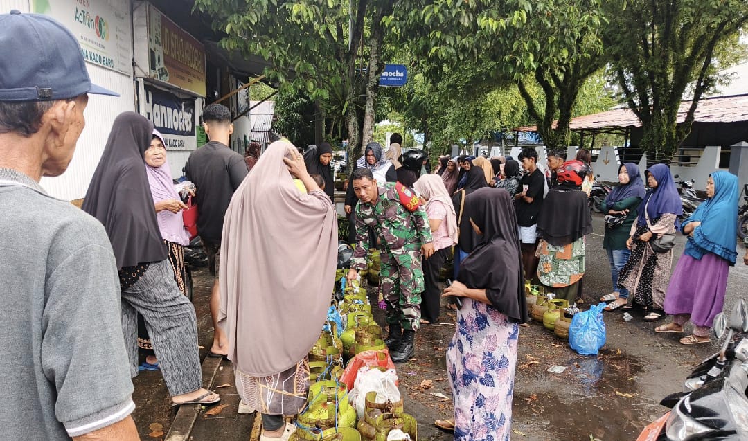 Babinsa Kuta Barat Pantau Penyaluran LPG 3 Kg, Warga Diajak Bijak Gunakan Gas Subsidi