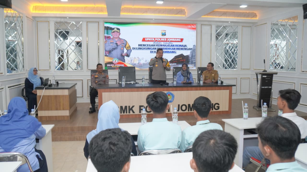 Cegah Kenakalan Remaja, Kapolres Berikan Arahan Pelajar SMK PGRI 1 Jombang*
