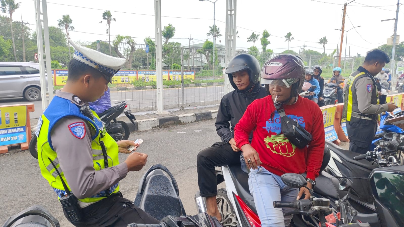 Operasi Keselamatan Semeru 2026: Polres Pelabuhan Tanjungperak Perketat Pengawasan di Suramadu*