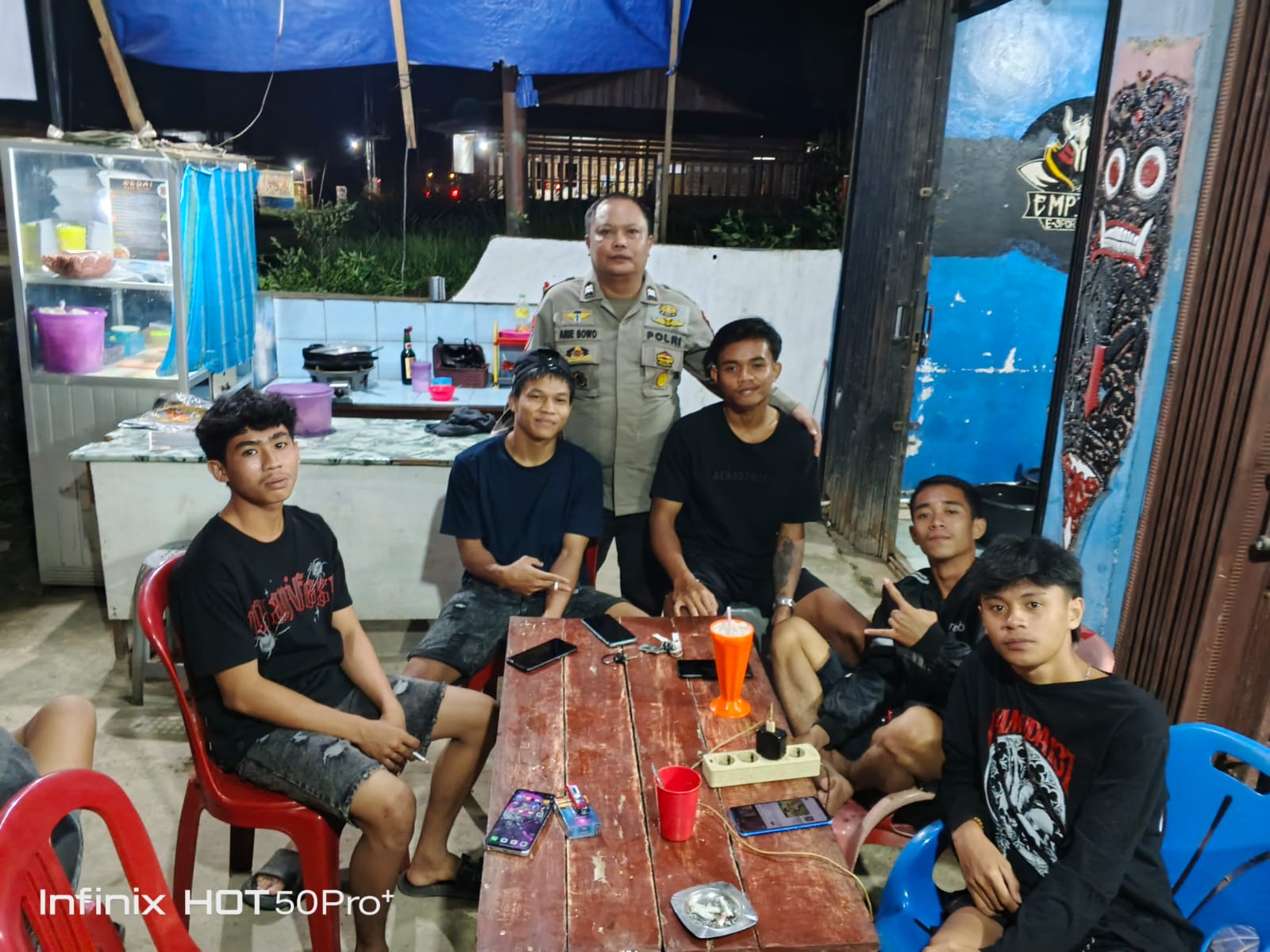 Beginilah Kedekatan Polisi dan Pemuda di Malam Hari, Penuh Keakraban dan Keindahan Kebersamaan