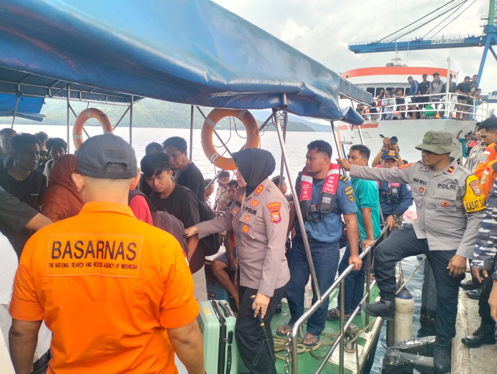 Polres Ternate dan Tim Gabungan Evakuasi Ratusan Penumpang KM Intim Teratai, Kapolres Tegaskan Prioritas Keselamatan