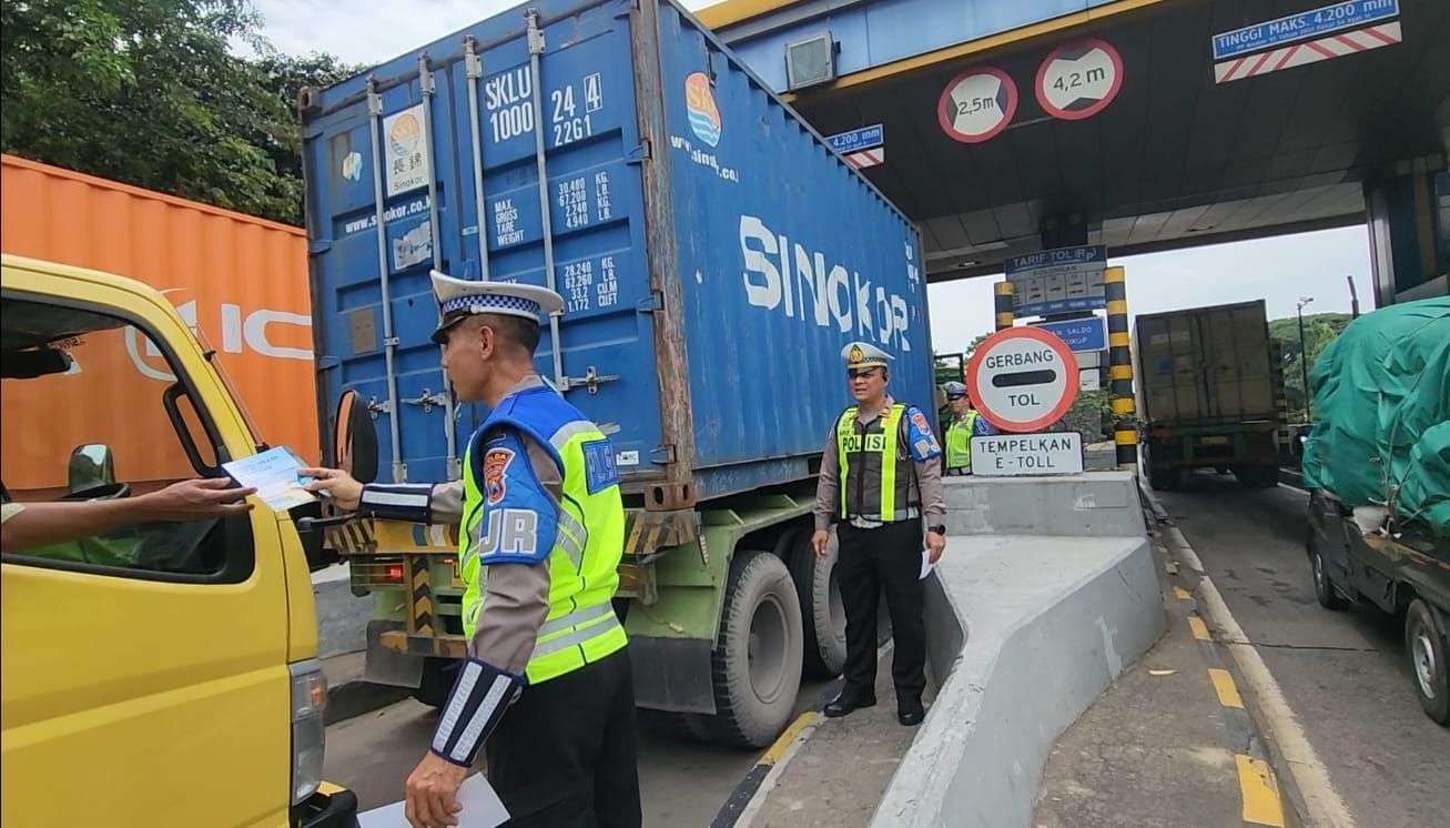 Ditlantas Polda Jatim Tertibkan Penggunaan Lajur Jalan Tol*