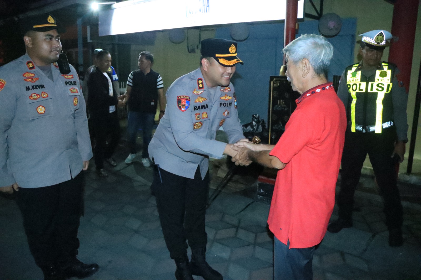 Pastikan Imlek Kondusif, Kapolres Gresik Tinjau Pengamanan di Klenteng Kim Hin Kiong*