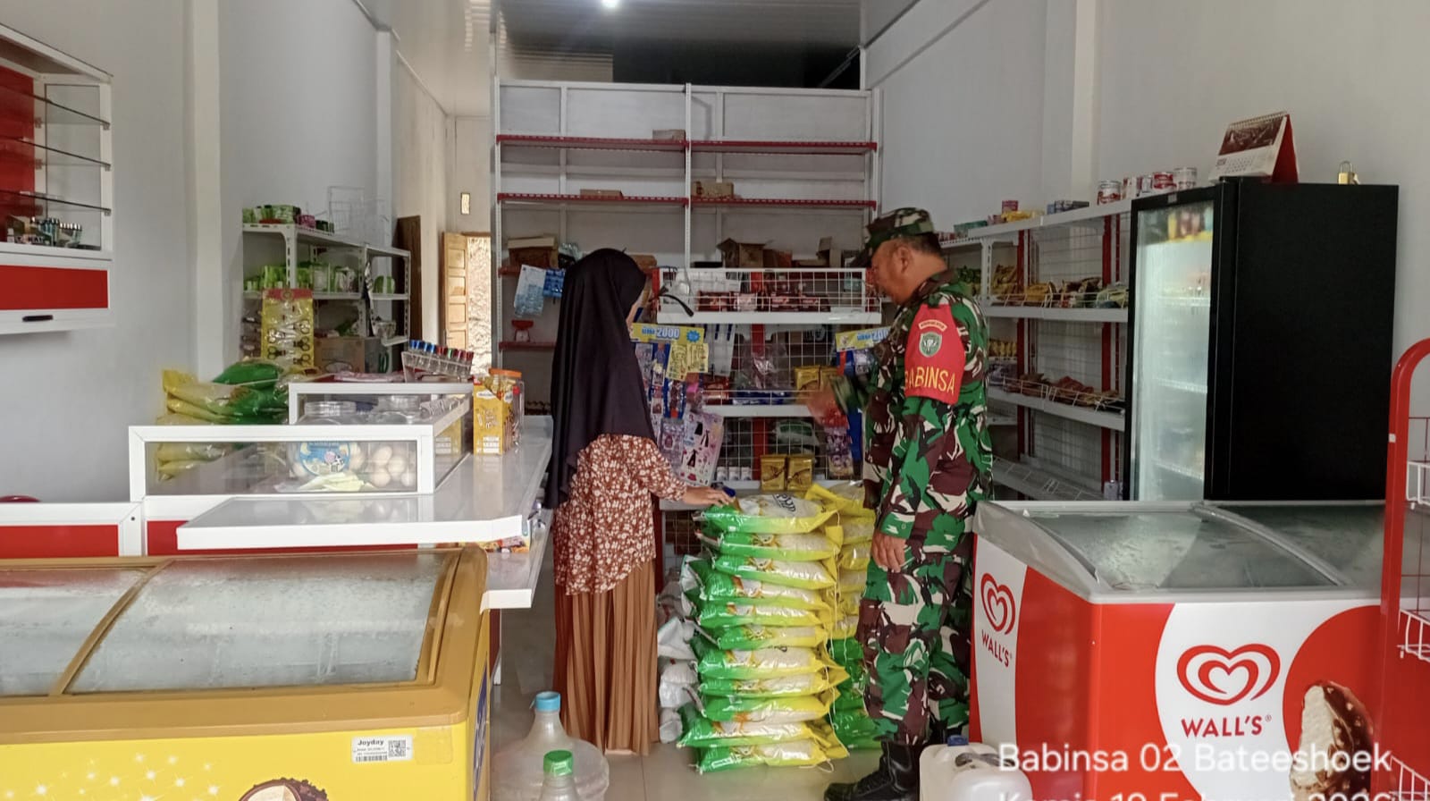 Sambut Ramadhan, Babinsa Batee Shoek Pastikan Harga Sembako Tetap Stabil