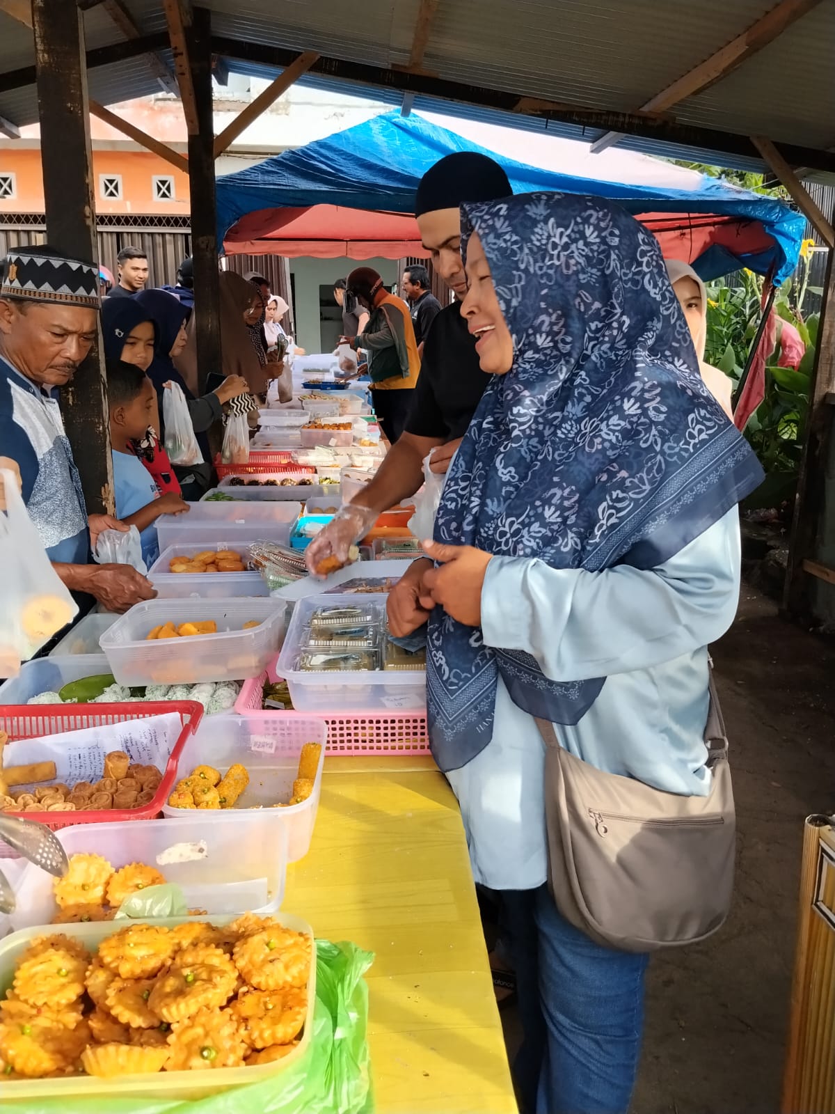 Jelang Berbuka Hari Pertama Ramadhan 1447 H, Penganan Owner Ibu Ani di Serbu Pembeli